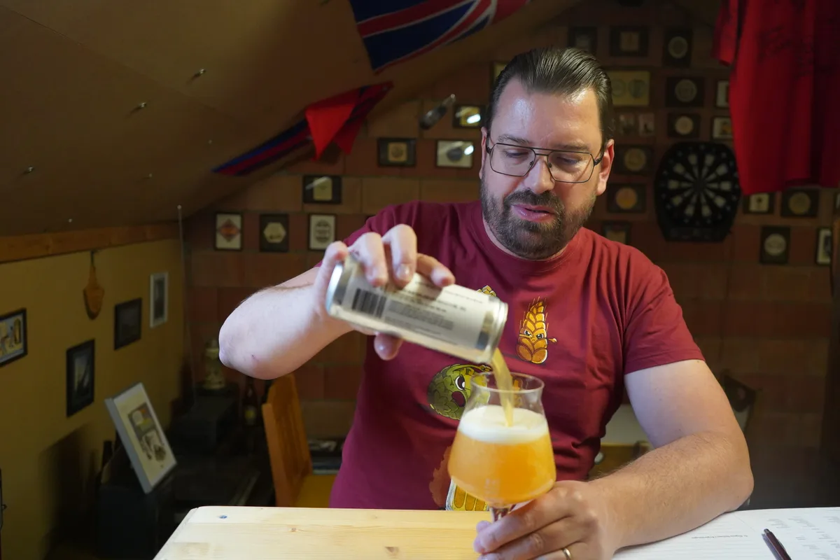 Der Ustermer Ralph Burger degustiert Bier.