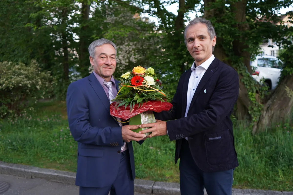 Die Ämter werden neu verteilt. Hans Denzler  (SVP) (links) ist der neue Ratspräsident, Patricio Frei (Grüne), (rechts) gibt den Stab/ Blumenstrauss weiter.