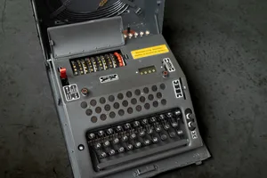 22279595-3 Die Chiffriermaschine Nema wurde nach dem Zweiten Weltkrieg bei Zellweger AG in Uster entwickelt und gebaut. Sie war bis in die 1970er Jahre im Einsatz.
