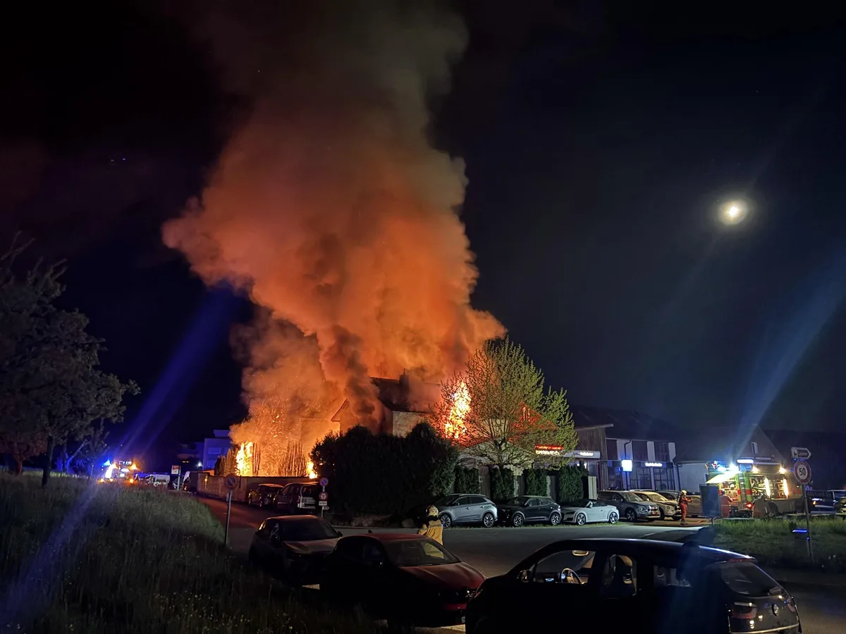Meterhohe Flammen: Der Brand erleuchtete den Nachthimmel über Dübendorf. Meterhohe Flammen: Der Brand erleuchtete den Nachthimmel über Dübendorf.