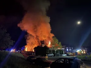 Meterhohe Flammen: Der Brand erleuchtete den Nachthimmel über Dübendorf. Meterhohe Flammen: Der Brand erleuchtete den Nachthimmel über Dübendorf.