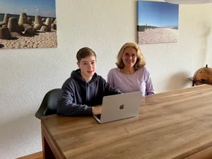 25812813-1 Elias hat Verena Serenas Webseite aufgebaut.