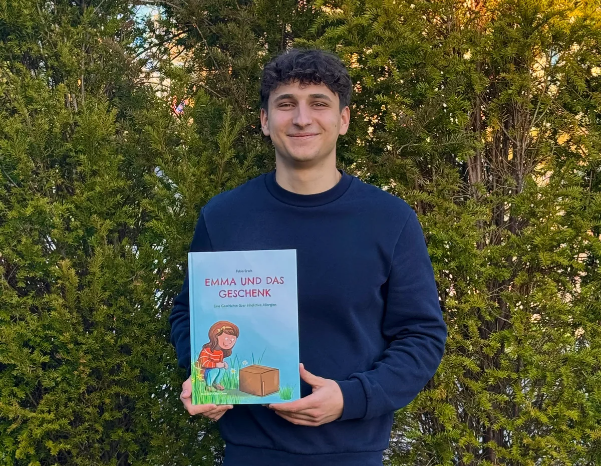 Fabio Ersch mit seinem Kinderbuch "Emma und das Geschenk". Fabio Ersch mit seinem Kinderbuch "Emma und das Geschenk".