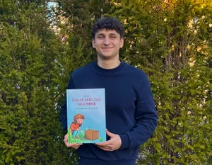 Fabio Ersch mit seinem Kinderbuch "Emma und das Geschenk". Fabio Ersch mit seinem Kinderbuch "Emma und das Geschenk".