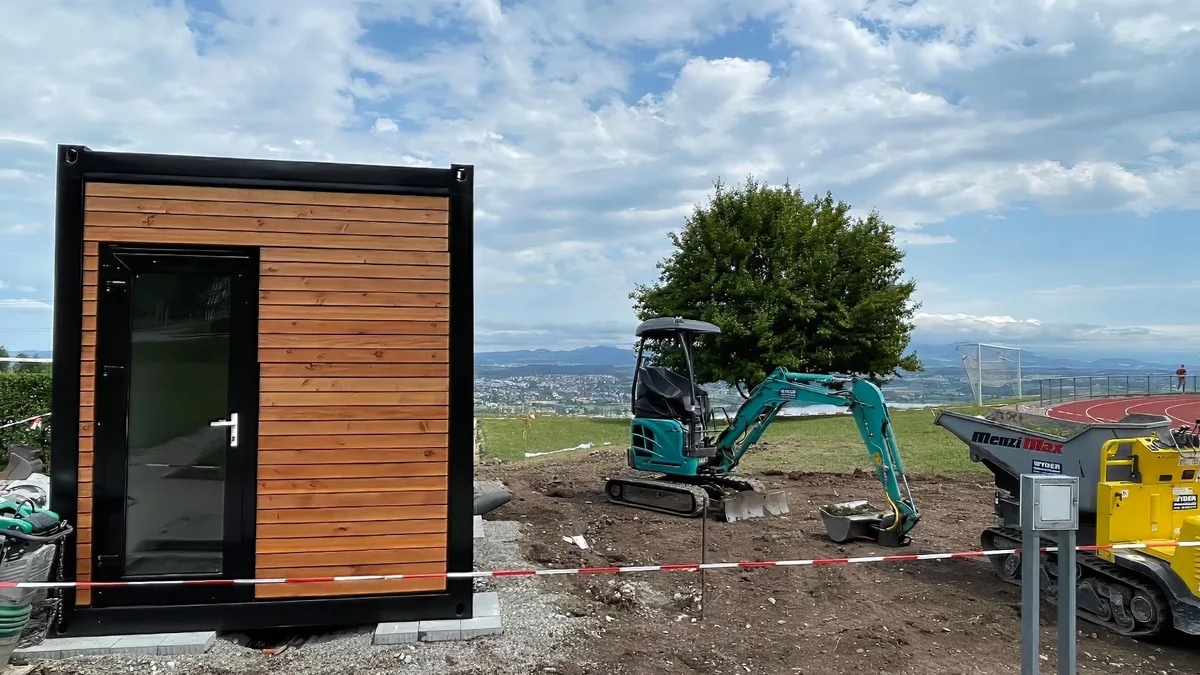 Noch wird am neuen Food-Container des FC Maur gebaut.