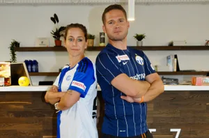 12733658-1 Die Rivalitäten zwischen ihren Teams beschränken sich auf freundschaftliche Neckereien.
