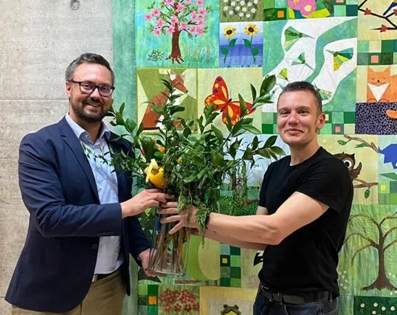 Blumen für den Neuen: Der abtretende Präsident der Grünliberalen Bezirk Uster (links) und der neugewählte Massimo Bardelli.