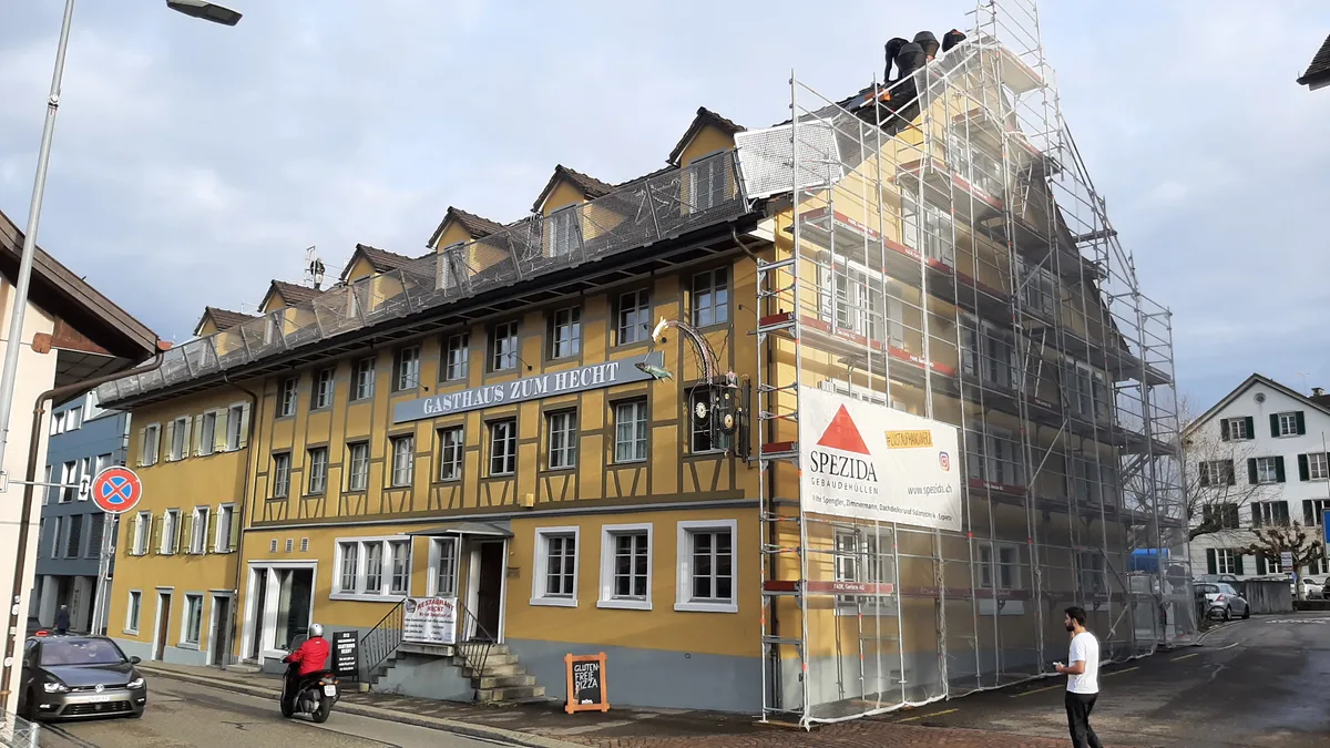 23079678-1 Der Gasthof Hecht ist jetzt ockergelb
