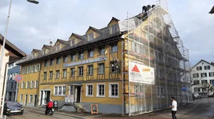 23079678-1 Der Gasthof Hecht ist jetzt ockergelb