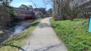 11182999-1 Der Weg entlang der Glatt zwischen dem Alterszentrum Tertianum und der Wallisellenstrasse in Dübendorf.