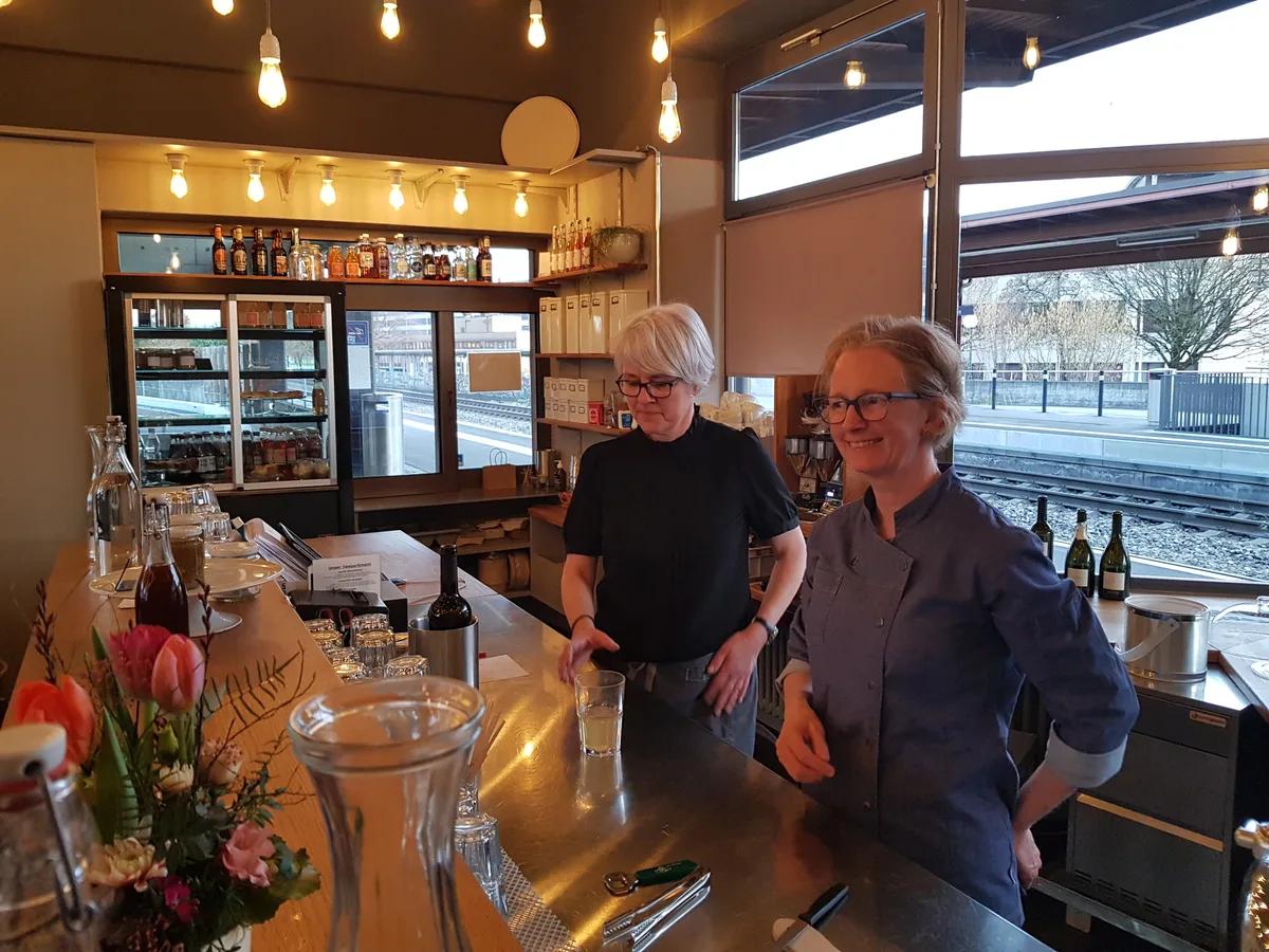 23498866-4 Regula Meier und Marianne Surber vom Gleis1 haben trotz der Schliessung Ende März ihr Lächeln nicht verloren.