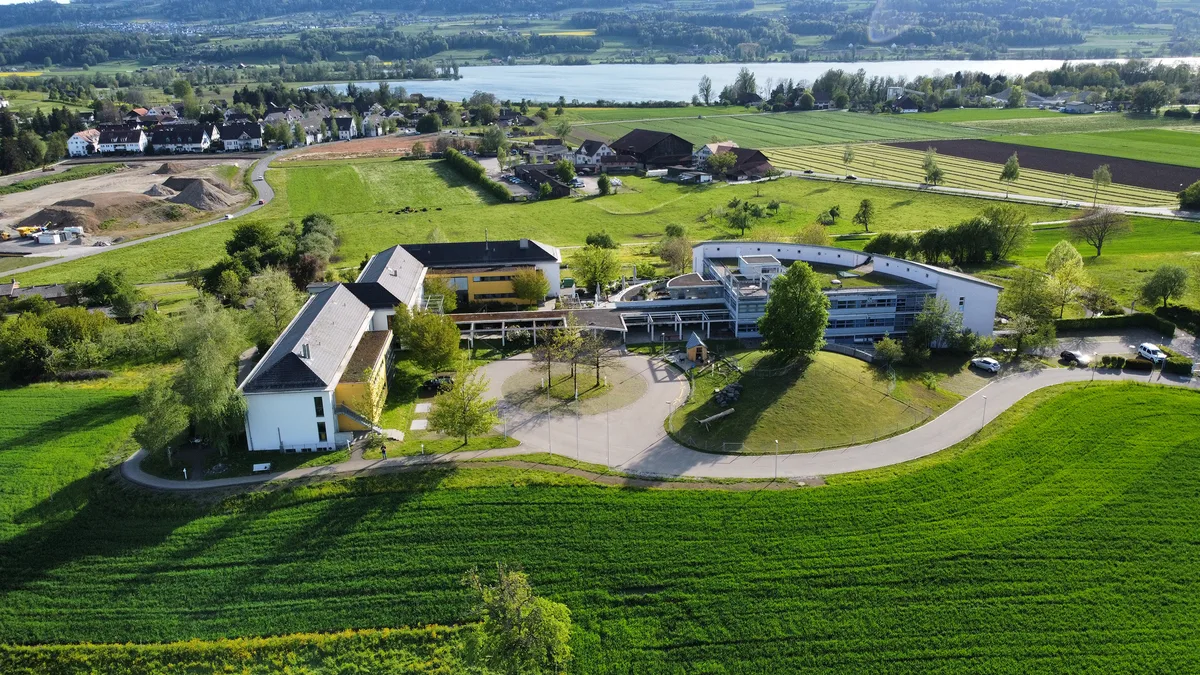 Das Alterszentrum Dietenrain in Uster soll künftig mit dem Standort Im Grund zusammengelegt werden. Für die bestehenden Liegenschaften plant die Stadt eine Umnutzung. Denkbar sind etwa Alterswohnungen. (Archiv)