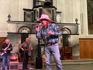 21128400-11 Marco Gottardi singt in der reformierten Kirche Uster einen Song.