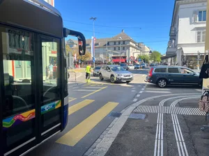 27665941-5 Im Ustermer Zentrum stehen die Autos teilweise.