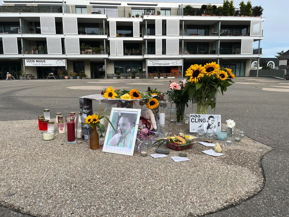 30256875-2 Die Anteilnahme am Unfalltod von Muriel Furrer ist in Egg gross.