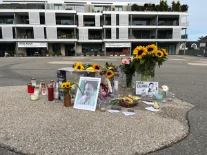 30256875-2 Die Anteilnahme am Unfalltod von Muriel Furrer ist in Egg gross.