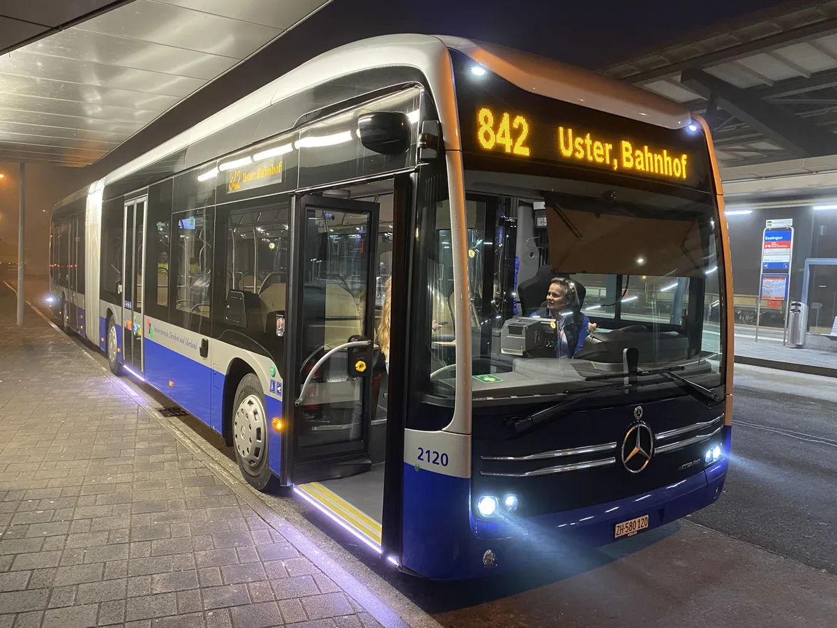 Startklar: Der neue Elektrobus der VZO steht am Esslinger Bahnhof, bereit für seine erste öffentliche Fahrt.