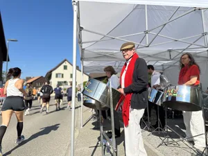Die Barrel Drummers sorgten in Greifensee für karibische Klänge und gute Laune. Die Barrel Drummers sorgten in Greifensee für karibische Klänge und gute Laune.