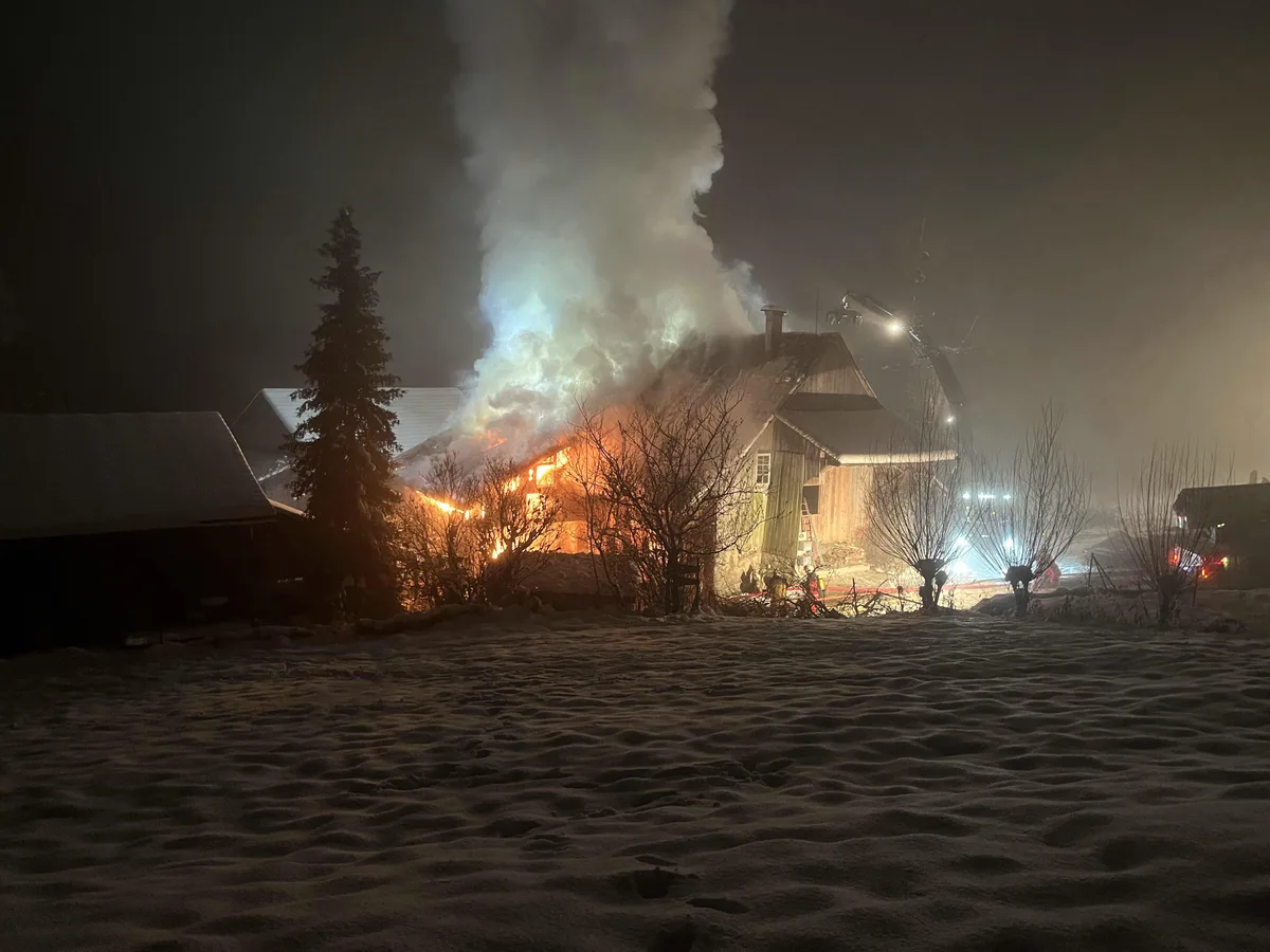 Ein Bauernhaus in Dürnten brannte ab.
