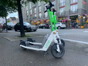 12022220-3 E-Scooter sorgen in Uster immer wieder für Ärger.