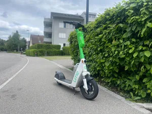 12061416-1 E-Trottis der Firma Lime sorgen in Uster für Ärger.