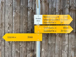 22283615-1 Wandertafeln in Werrikon - Uster geht nach links weg, Nänikon nach rechts.