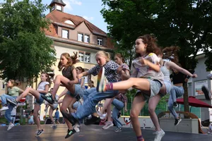 12218298-2 Die Street Rebels zeigen mit ihrem urbanen Tanzstil, dass Alter keine Grenzen setzt. Im Alter von 11 bis 13 Jahren begeistern sie das Publikum.