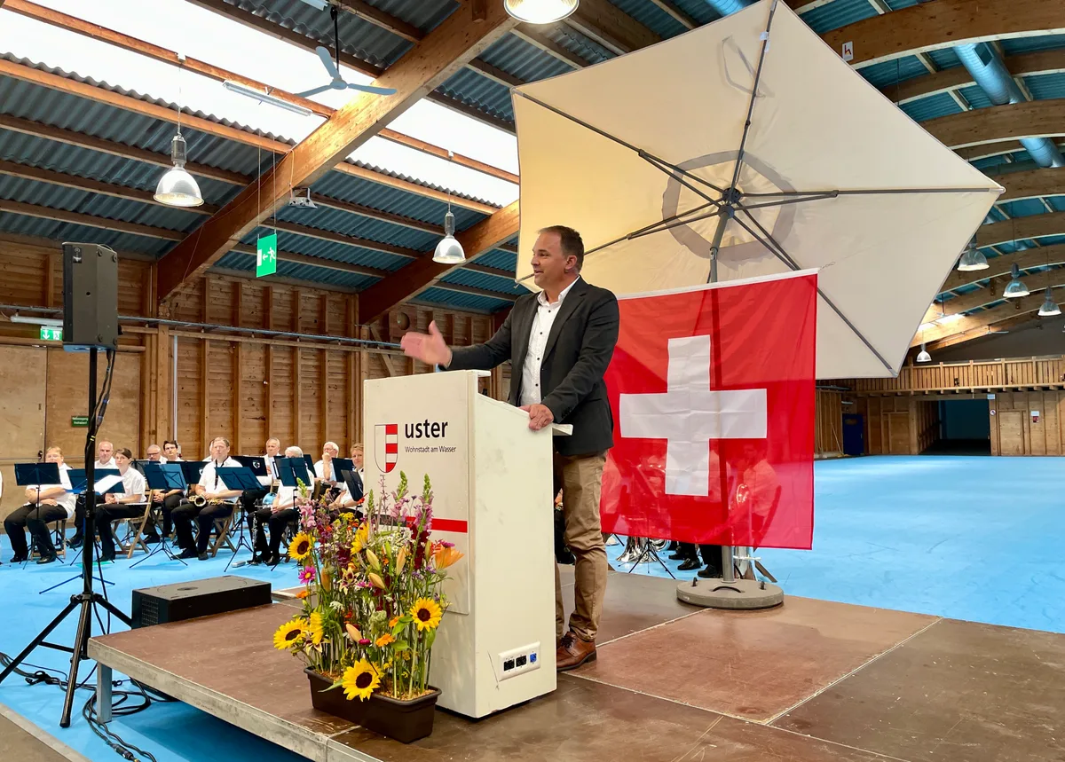 29967050-12 Marcel Dettling hält am 1. August in der Landihalle in Uster eine Rede - davon sind nicht alle begeistert.