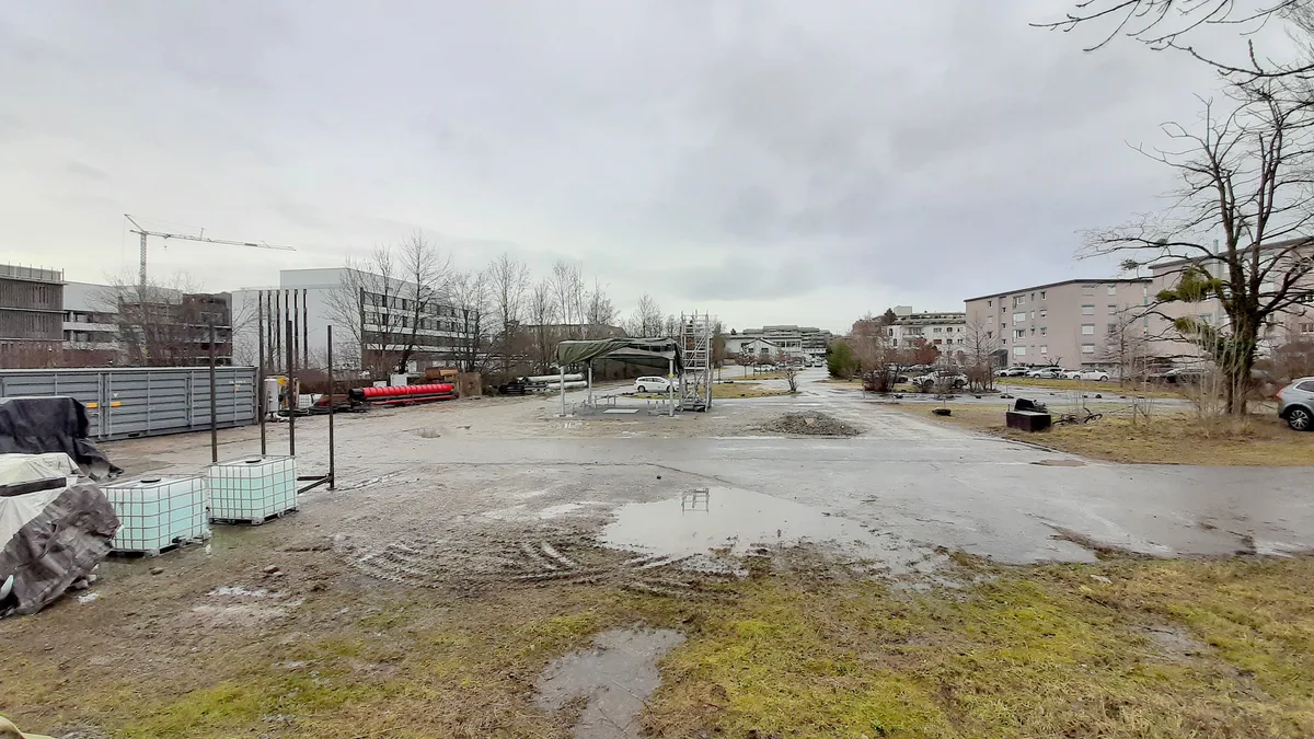 23019849-4 Blick auf einen Parkplatz und Gebäude bei Regenwetter
Empa-Areal in Dübendorf, hier baut der Kanton ein Kanti-Provisorium