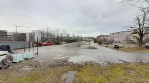 23019849-4 Blick auf einen Parkplatz und Gebäude bei Regenwetter
Empa-Areal in Dübendorf, hier baut der Kanton ein Kanti-Provisorium
