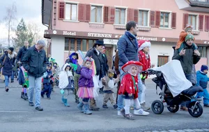 10600570-2 Kinderfasnacht Familienfasnacht Fasnachtsumzug Guggemusig 2023 Dübendorf