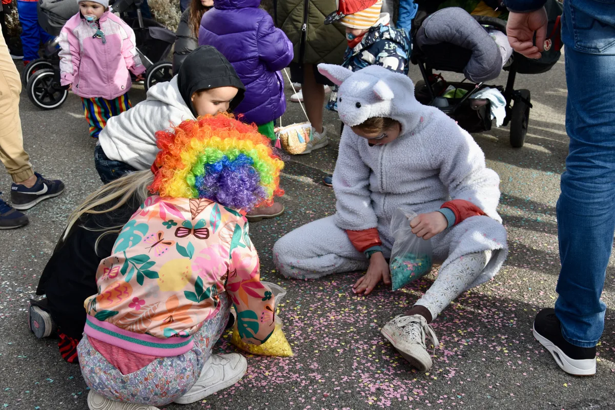 23282164-8 Bunte, schrille Kostüme und die Freude an den Konfettischlachten.