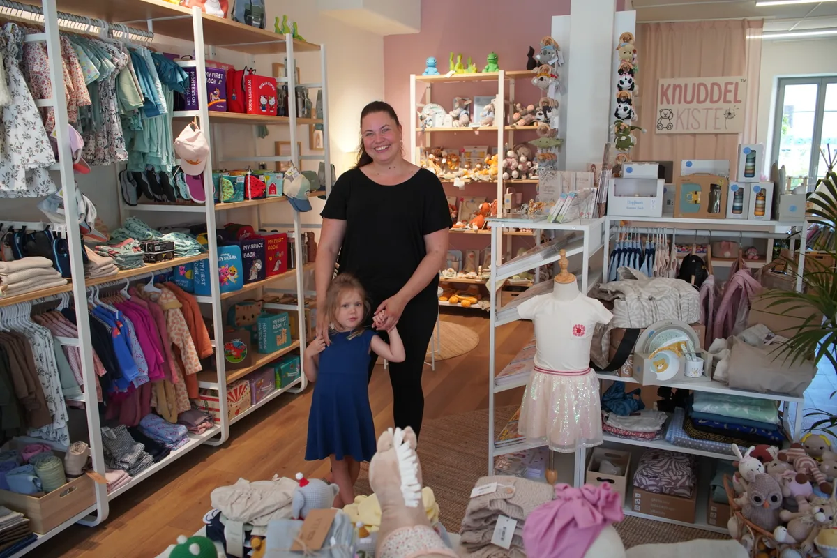 Nina Stremlow mit ihrer Tochter Amelia in der Knuddelkiste in Uster.