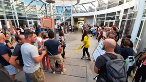 21806360-5 zweite Kundgebung des städtischen Personals (verstärkt) für einen Teuerungsausgleich von 3,5 Prozent vor dem Leepüntsaal anlässlich Sitzung Gemeinderat (rückwirkend)