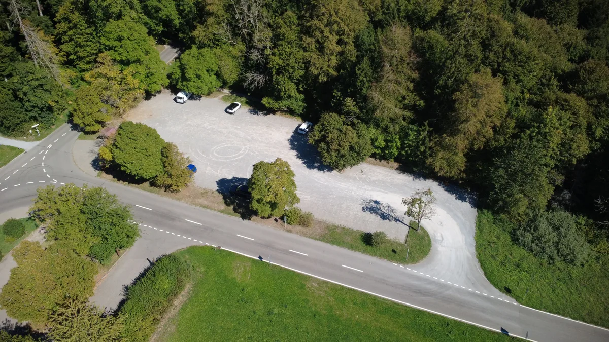 13938032-1 Der Durchgangsplatz auf dem Vorderen Pfannenstiel soll saniert und ausgebaut werden: Im Zuge dessen wird auch die Stuckistrasse in der Bildmitte instand gesetzt.