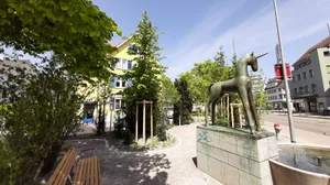 Auf dem Lindenplatz in Dübendorf hat die Stadt mit einem Teil der ZKB-Sonderdividende einen kleinen Wald mit geschwungenem Weg und Sitzgelegenheiten erstellt. Der Brunnen war schon da. Auf dem Lindenplatz in Dübendorf hat die Stadt mit einem Teil der ZKB-Sonderdividende einen kleinen Wald mit geschwungenem Weg und Sitzgelegenheiten erstellt. Der Brunnen war schon da.
