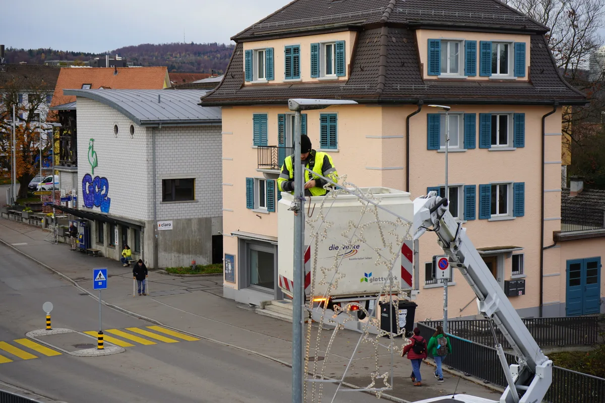 Montage Weihnachtsbeleuchtung Duebendorf