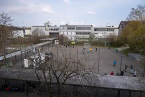 27530876-4 Gorilla Workshops an der Oberstufenschule Wüeri.
Bild 27/28: Schulleiter Matthias Kürsteiner (links) und Lukas Eggenschwyler (Gorilla). Bilder 17-20: Lukas Eggenschwyler.
15.4.2021