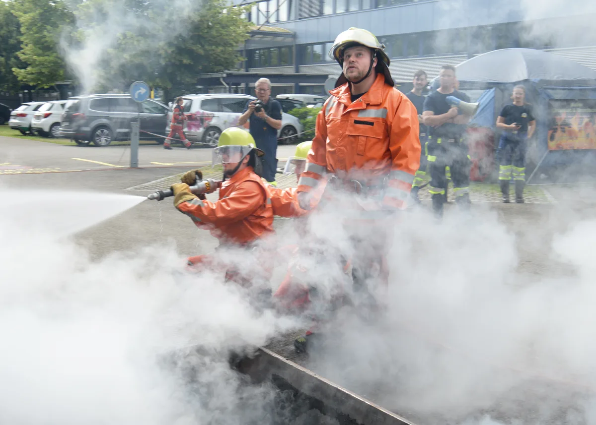 Neuzeitliche Feuerwehr im Einsatz_weu