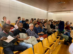 31524147-4 Diese Menschen wollen sich alle einbürgern lassen. Sie warten auf den Zugang zur Gemeinderatssitzung.