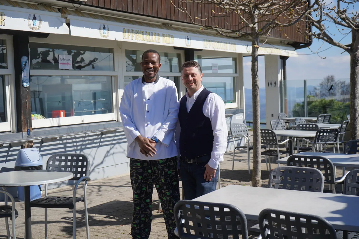 Das Restaurant Hochwacht auf dem Pfannenstil soll saniert werden. Wann ist noch unklar. Zaki Abdullah und Michal Polak sind die aktuellen Pächter.