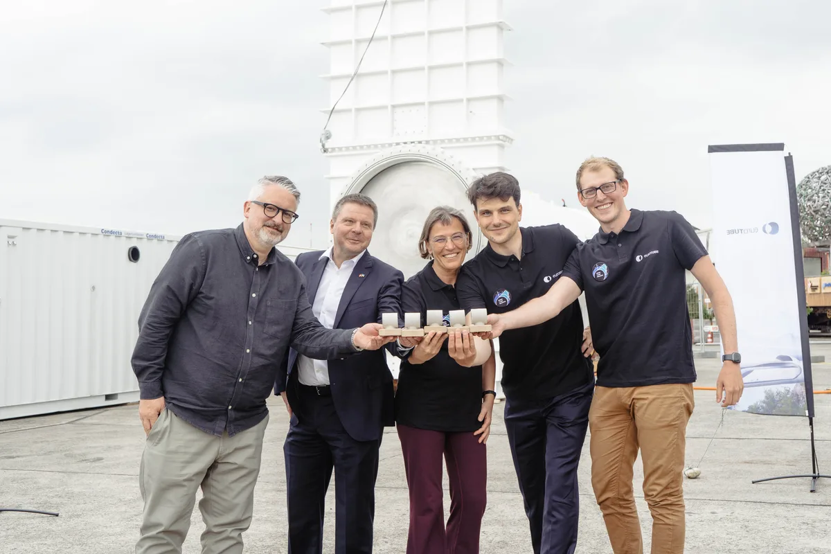 EuroTube Stiftung feiert den Startschuss für das DemoTube-Projekt mit Martin Sturzenegger, Managing Director Innovationspark Zürich; Martin Bäumle Stadtrat Dübendorf; Isabelle Beretta, Administration Director EuroTube Stiftung; Doré de Morsier, Gründer und Vorsitzender EuroTube Stiftung; Antoine Juge, Projektleiter DemoTube-Projekt (v.l.n.r.) EuroTube Stiftung feiert den Startschuss für das DemoTube-Projekt mit Martin Sturzenegger, Managing Director Innovationspark Zürich; Martin Bäumle Stadtrat Dübendorf; Isabelle Beretta, Administration Director EuroTube Stiftung; Doré de Morsier, Gründer und Vorsitzender EuroTube Stiftung; Antoine Juge, Projektleiter DemoTube-Projekt (v.l.n.r.)