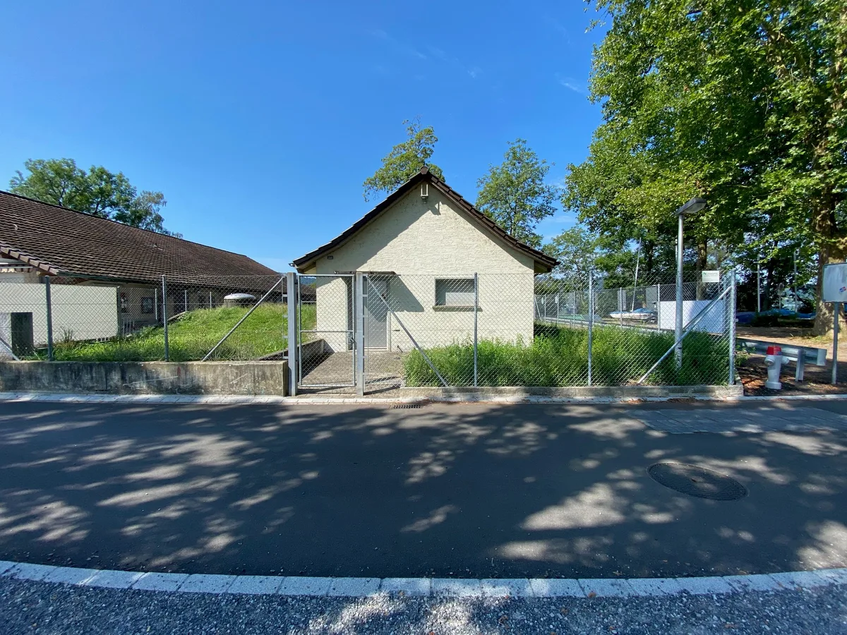 Das Pumpwerk Strandbad befindet sich direkt neben der Badi Uster. Das Pumpwerk Strandbad befindet sich direkt neben der Badi Uster.
