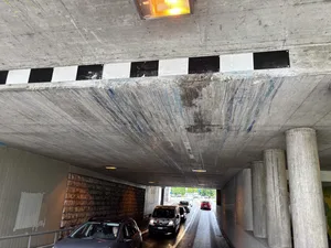 Arg in Mitleidenschaft gezogen: die Decke der Unterführung an der Dammstrasse in Uster. Arg in Mitleidenschaft gezogen: die Decke der Unterführung an der Dammstrasse in Uster.
