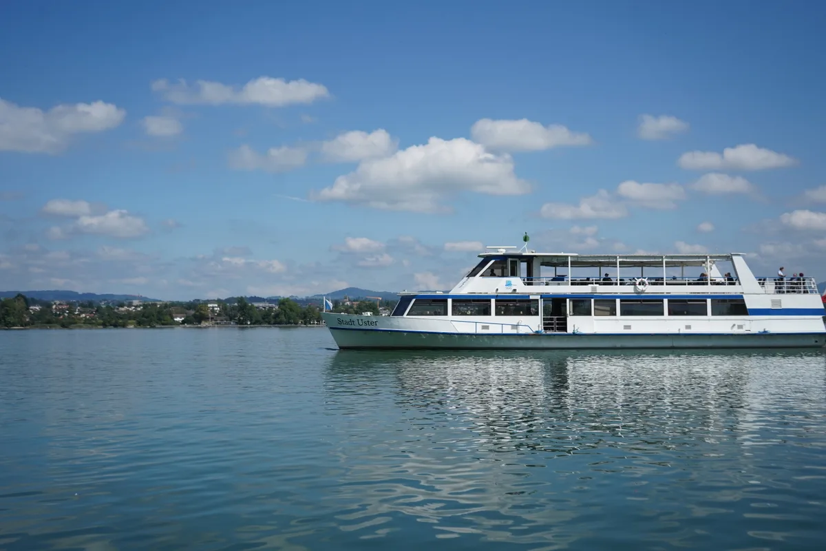 Leinen los: Das Schiff namens Stadt Uster setzt zur Überfahrt an.