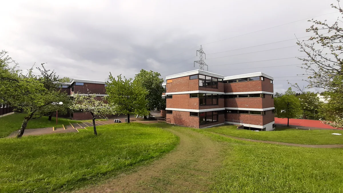 Im Schulhaus Buechwis in Benglen reicht der Platz nicht mehr für Sek- und Primarschüler.