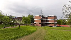 Im Schulhaus Buechwis in Benglen reicht der Platz nicht mehr für Sek- und Primarschüler. Im Schulhaus Buechwis in Benglen reicht der Platz nicht mehr für Sek- und Primarschüler.