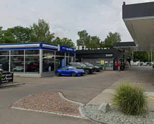 Dieser Tankstellenshop an der Schwerzenbachstrasse 41 war Ort des Überfalls Dieser Tankstellenshop an der Schwerzenbachstrasse 41 war Ort des Überfalls