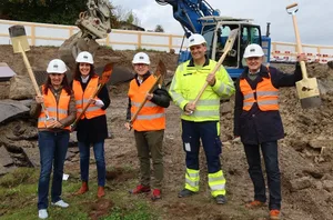 27886734-8 Freuen sich über den Baustart (von links): Catherine Gerwig, Claudia Bodmer-Furrer, Yves Keller, Adrian Trüb und Thomas Hügli.