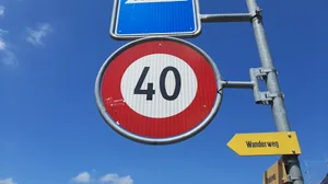 Die Dorfstrasse in Greifensee ist eine der wenigen Strassen im Kanton, wo Tempo 40 gilt. Die Dorfstrasse in Greifensee ist eine der wenigen Strassen im Kanton, wo Tempo 40 gilt.